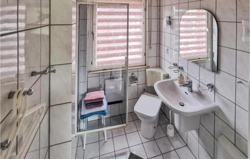 ein weißes Bad mit einem Waschbecken und einem WC in der Unterkunft Ferienhaus Am Hagenberg U in Stiege