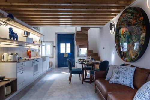 una cucina e un soggiorno con divano e tavolo di Porto Historic Luxury House a Porto