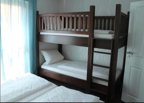 - deux lits superposés dans une chambre dans l'établissement Apartments La Rosa, à Rust
