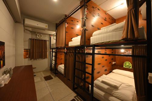 Postel nebo postele na pokoji v ubytování The 8 Factory Hotel Phitsanulok