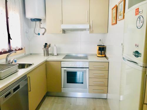 Η κουζίνα ή μικρή κουζίνα στο MEDDAYS VILLA AMPARO