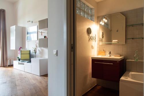 W łazience znajduje się umywalka i lustro. w obiekcie Youhosty - Caviglia 5 w Mediolanie