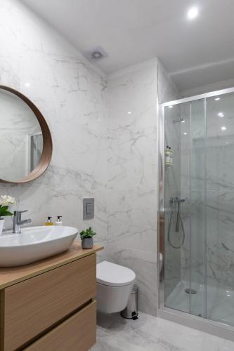 a bathroom with a shower and a sink and a toilet at Swimming Pool Luxury House 2 in Porto
