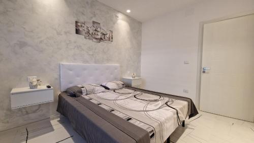 Un pat sau paturi într-o cameră la Appartamento Arlena by Salento Affitti