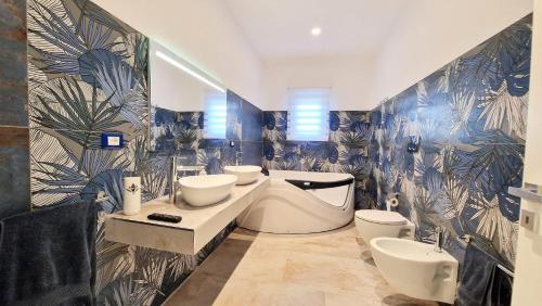 łazienka z 3 umywalkami i 2 toaletami w obiekcie Appartamento Arlena by Salento Affitti w mieście Alliste