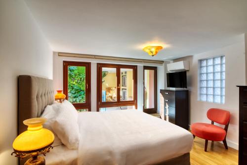 雅典的住宿－Farmaki Residence, Plaka，卧室配有白色的床和红色椅子