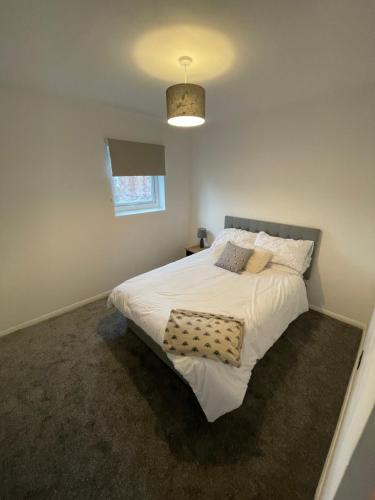 una camera con un grande letto bianco di Modern Cosy 1 Bed Apartment near City Centre~Double Bed~Parking a Manchester