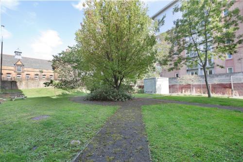Spacious 4BR City Centre Apartment w/ Free Parking photo 29
