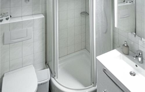 uma casa de banho com um WC, um chuveiro e um lavatório. em Ferienhaus 54 In Kirchheim em Kemmerode