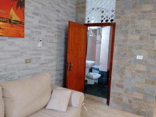 un soggiorno con divano e servizi igienici di Porto e MARE a Bisceglie