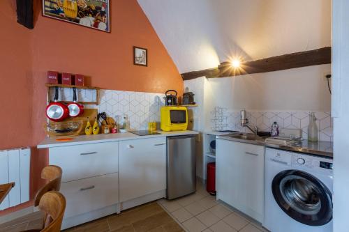 kuchnia z pralką i pralką w obiekcie Le Grand St Aignan - Appt centre ville pour 2 w mieście Chartres
