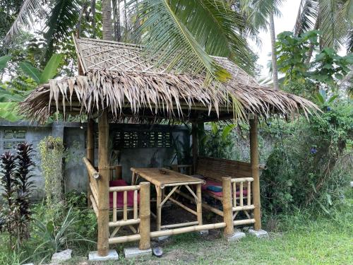 a small hut with two chairs and a table at Mythai Guesthouse in Chaloklum