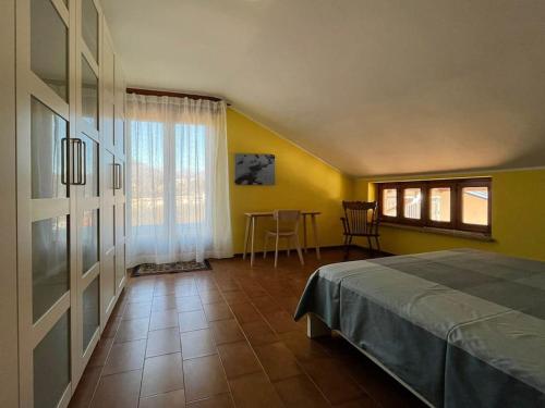 una camera con un letto e un tavolo di Appartamento Ai Rododendri a Pray