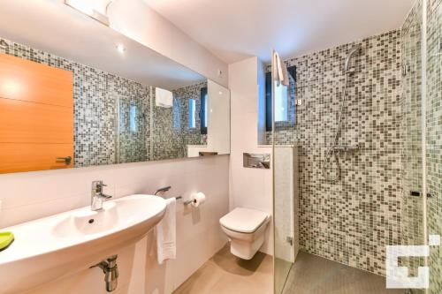 ein Bad mit einem Waschbecken, einem WC und einer Dusche in der Unterkunft Apartamento Bernia al Mar 8B - Grupo Turis in Calpe