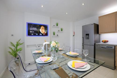 Spacious 4BR City Centre Apartment w/ Free Parking photo 30