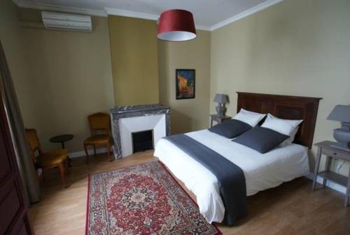 A bed or beds in a room at Carcassonne Guesthouse