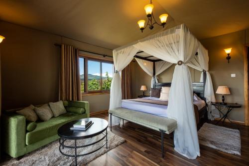 Кровать или кровати в номере Lions Paw Ngorongoro