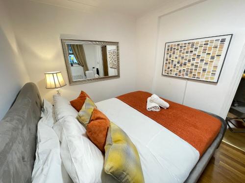 ein Schlafzimmer mit einem großen Bett und einem Spiegel in der Unterkunft The Sherborne Residence in London