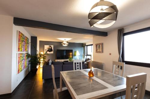 - une salle à manger et un salon avec une table à manger dans l'établissement le Patchwork-Loft calme et cozy+parking privé, à Toulouse
