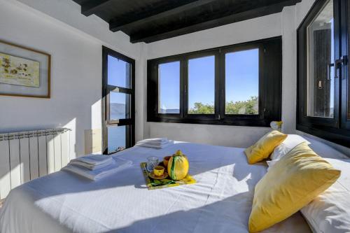 ガルニャーノにあるLemon Garden Retreatの大きな白いベッド(食料品のトレイ付)