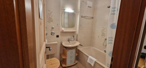 Un baño con lavabo, inodoro y bañera. en ciao-aschau Gschwendtnerhof Ap20 Bunk, en Aschau