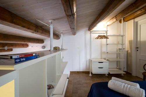 パレルモにあるPenthouse Luxury Quattro Cantiの白い壁と木製の天井の客室です。