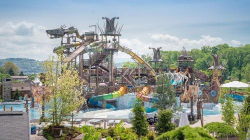 un grand parc aquatique avec un toboggan aquatique dans l'établissement Chaleureux duplex en Alsace, à Mulhouse