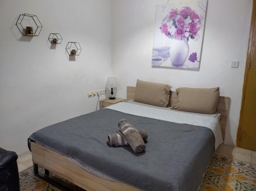 ein Schlafzimmer mit einem Bett mit einem ausgestopften Tier darauf in der Unterkunft Forty Three #1, 2 in Victoria