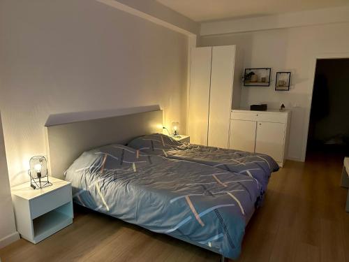 um quarto com uma cama grande e um armário branco em Studio apartment in amazing location! 24h check-in em Tirana