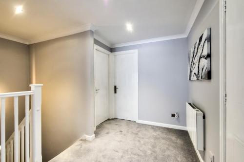 Spacious 4BR City Centre Apartment w/ Free Parking photo 14