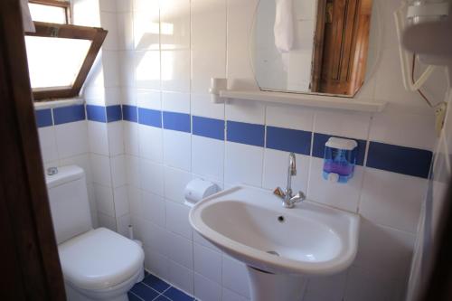 y baño con lavabo y aseo. en Olympos Çınar Hotel, en Olympos