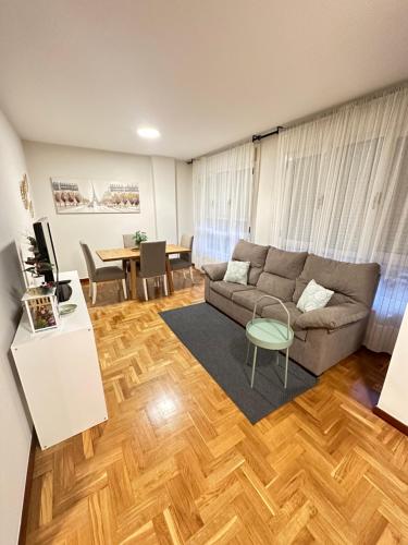 A seating area at Apartamento Oviedo Parque del Oeste