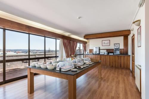una habitación con una mesa con tazones. en Hotel Moinho De Vento, en Viseu