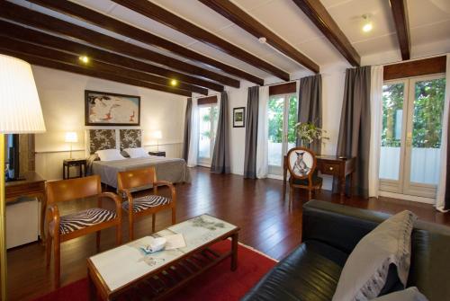 uma sala de estar com uma cama e um sofá em Art Boutique Hotel Chamarel em Denia