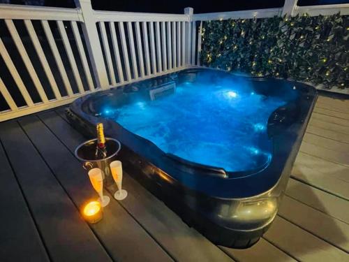 Hồ bơi trong/gần The Braunston Lodge with Hot Tub