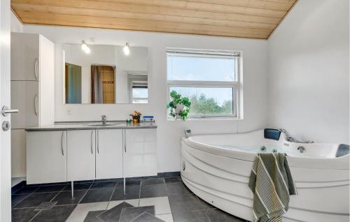 Et badeværelse på Amazing Home In Skals With 3 Bedrooms, Sauna And Wifi
