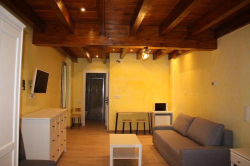 sala de estar con sofá y mesa en CASA PEQUE en Laguardia