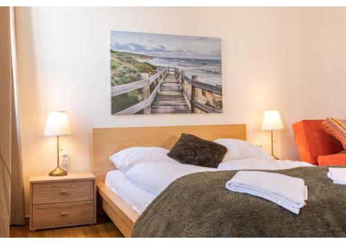 een slaapkamer met 2 bedden en een schilderij aan de muur bij Simple Apartment near Wiener Stadthalle in Wenen