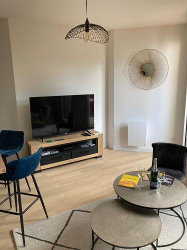 Телевизия и/или развлекателен център в Nice and quiet 40m in Courbevoie with parking