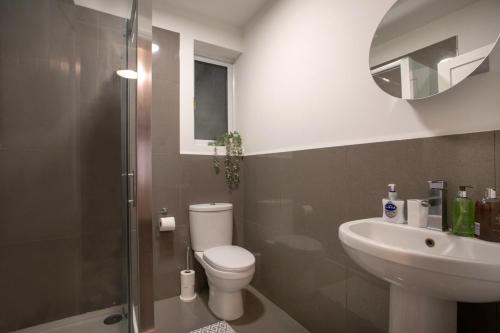uma casa de banho com um WC e um lavatório em * Parking * Smart TV * Sleeps up to 7 * Fast Wi-FI em Lincolnshire