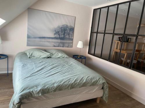 Schlafzimmer mit einem Bett mit Wandgemälde in der Unterkunft Chez Trudi Charmante maison à la campagne in Livry