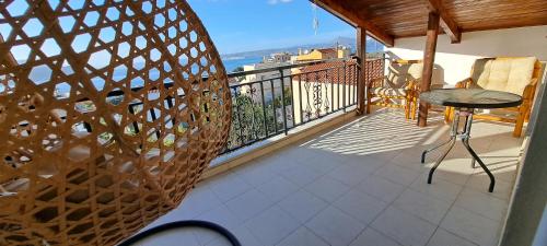 balcón con mesa y vistas al océano en Bicorna - Chania en Plaka