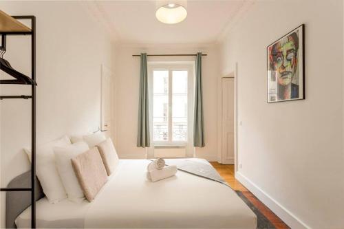 巴黎的住宿－SLEEPOO - Paradise 6，窗户客房内的一张白色床