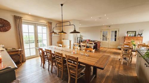 a kitchen and dining room with a table and chairs at Boutique B&B Droomkerke in Ruiselede
