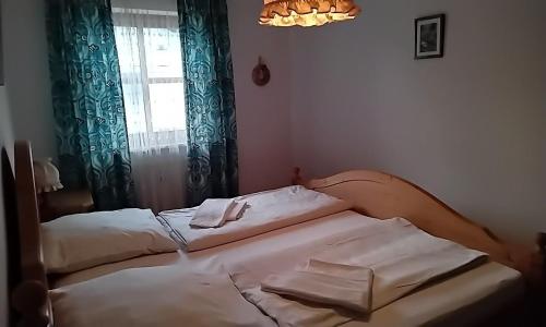 2 camas individuais num quarto com uma janela em ciao-aschau FeWo Volkmann em Aschau