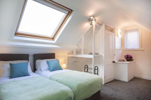 duas camas num quarto com duas janelas em * Parking * Smart TV * Sleeps up to 7 * Fast Wi-FI em Lincolnshire