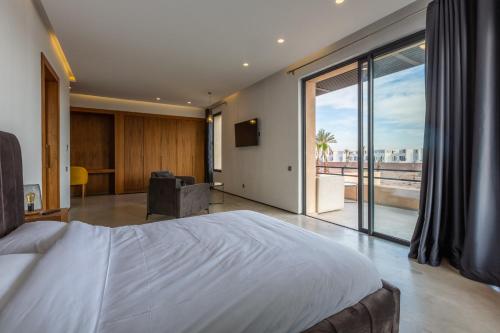 1 dormitorio con cama grande y ventana grande en VILLA 103 - Luxury Getaway - Private Jacuzzi, en Marrakech