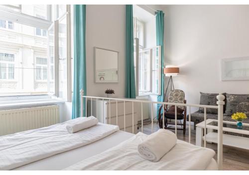 1 dormitorio con 2 camas, mesa y silla en Elegant 1BR Apt. - Great for Long Stays, en Viena