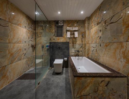 La salle de bains est pourvue d'une baignoire et de toilettes. dans l'établissement Hotel Town Palace-Best Business Hotel in Bijapur, à Bijapur