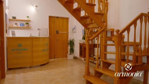 een houten trap in een kamer met een trap bij B&B Armonia Vieste in Vieste